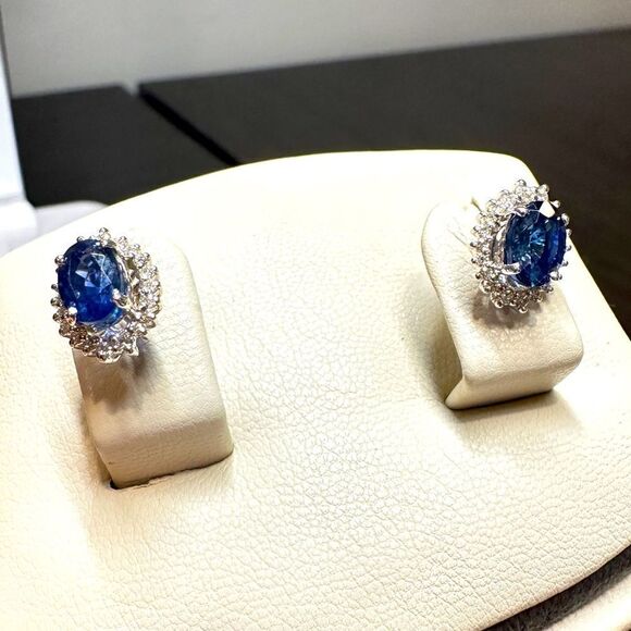 Incredible 2.95ctw sapphires and diamond stud earrings in 18k white gold! - Picture 1 of 12